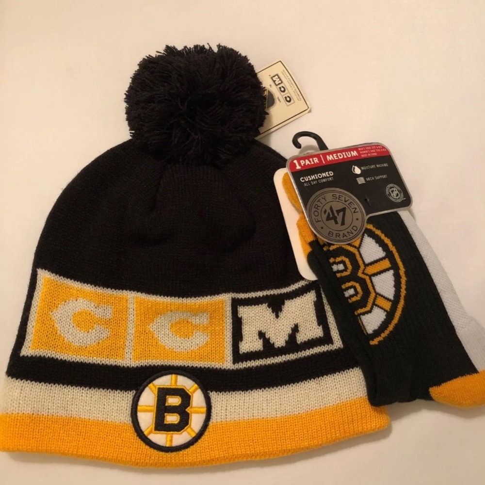 Boston Bruins XMAS Beanie / Socks bundle NWT